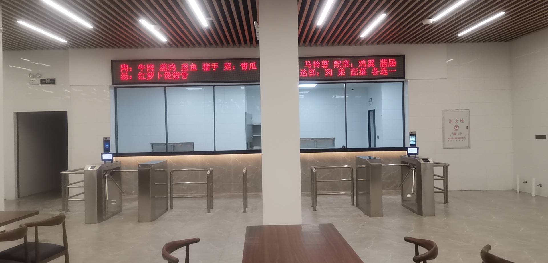 江门市区政府食堂全自动三棍闸.jpg